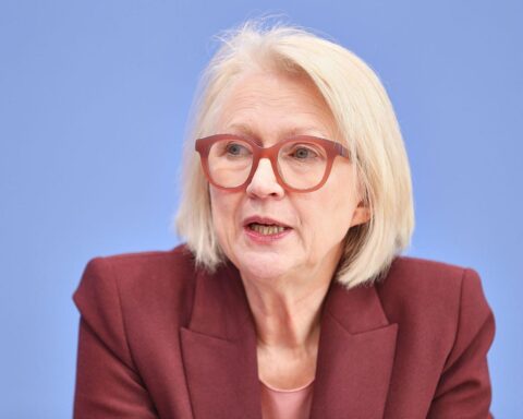 Monika Schnitzer diskutiert Commerzbank-Übernahme und europäische Bankenfusion in Berlin.