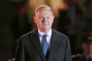 Olaf Scholz liest Bücher, diskutiert Literatur und teilt Leseerfahrungen mit politischem Hintergrund.