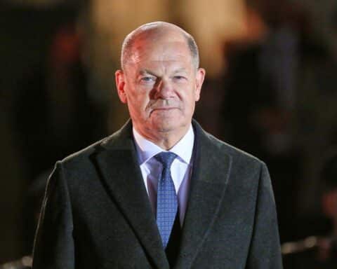 Olaf Scholz liest Bücher, diskutiert Literatur und teilt Leseerfahrungen mit politischem Hintergrund.