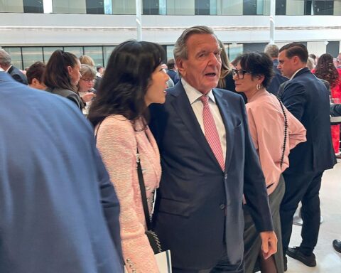 Gerhard Schröder fordert mutige Reformen und klare Führung für die SPD, um erfolgreich zu sein.