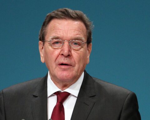 Gerhard Schröder diskutiert militärische Unterstützung im Iran-Konflikt, kritisiert US-Strategie.