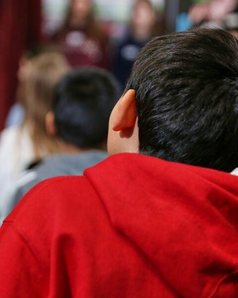 Schüler in einer Klassenzimmerumgebung, diverse Gruppen, Lernen, Wachstum der Schülerzahlen in Deutschland.