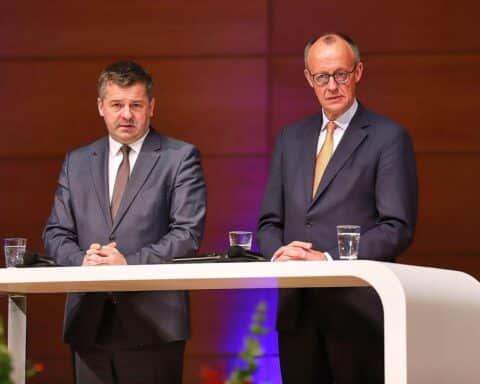 Sven Schulze und Friedrich Merz stehen together, besorgt über die Zukunft der CDU.