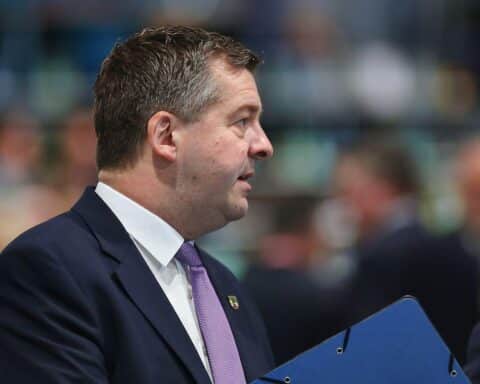 Sven Schulze überreicht Förderbescheid für Industriegebiet im Burgenlandkreis mit vielversprechenden Perspektiven.