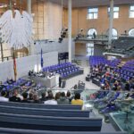 Abgeordnete diskutieren Regelungen zur Beschäftigung von Verwandten im Bundestag zur Vermeidung von Vetternwirtschaft.