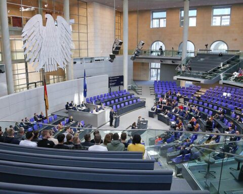 Abgeordnete diskutieren Regelungen zur Beschäftigung von Verwandten im Bundestag zur Vermeidung von Vetternwirtschaft.