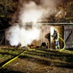Brennender Schweinestall in Dannenberg, Feuerwehr im Einsatz, Flammen schlagen aus dem Dach.