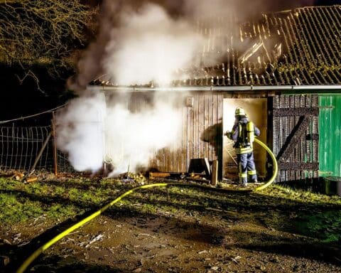 Brennender Schweinestall in Dannenberg, Feuerwehr im Einsatz, Flammen schlagen aus dem Dach.