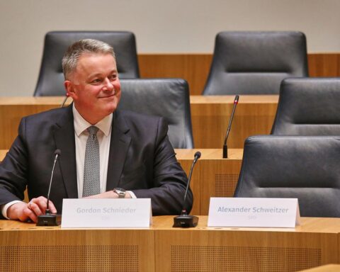 Gordon Schnieder neben einem leeren Stuhl, symbolisch für Alexander Schweitzer nach der Wahlschlappe.