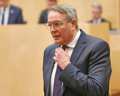 Alexander Schweitzer und Gordon Schnieder diskutieren völkerrechtliche Fragen zur US-Militärbasis Ramstein.