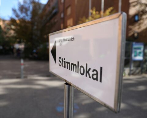 Wahllokal in der Schweiz mit Wählern, die über wichtige nationale Abstimmungen entscheiden.