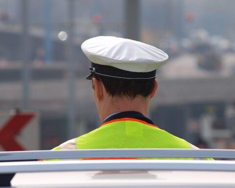 Schwerer Unfall auf Autobahn: Transporter kollidiert mit Sattelzug, Fahrer verletzt.