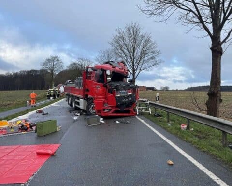 Zwei beschädigte Lkw nach schwerem Verkehrsunfall auf Bundesstraße mit Rettungskräften im Einsatz.