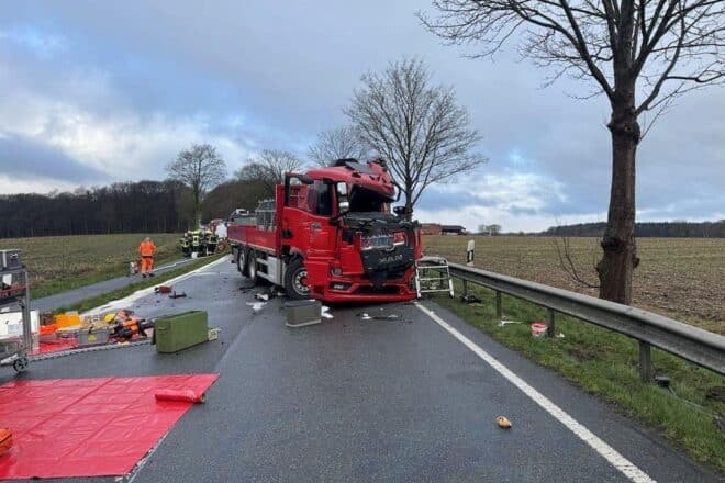 Schwerer LKW-Unfall auf B71 bei Beverstedt führt zu Vollsperrung