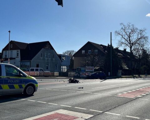 Motorradunfall in Bielefeld: schwerverletzter Fahrer, Polizeiauto, Unfallstelle und Ermittlungen.