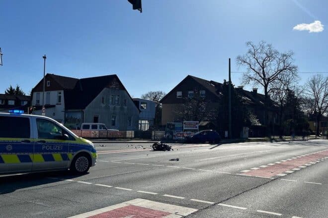 Schwerer Motorradunfall in Bielefeld-Brackwede nach Kollision mit Pkw