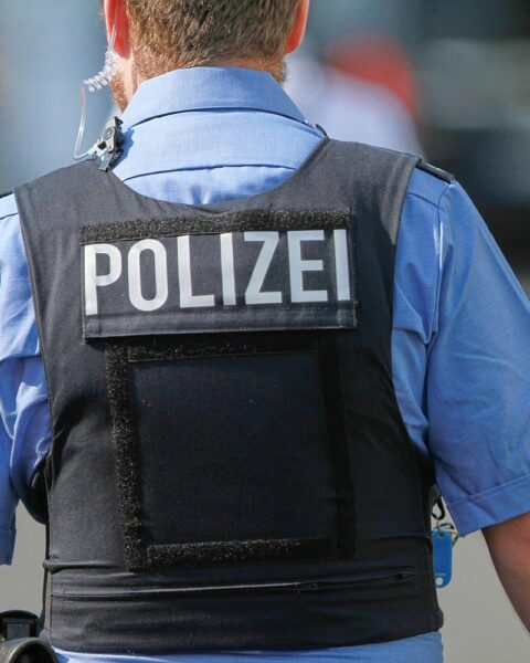 Unfallstelle mit beschädigtem BMW und einstürzender Scheune an der Bundesstraße 462.