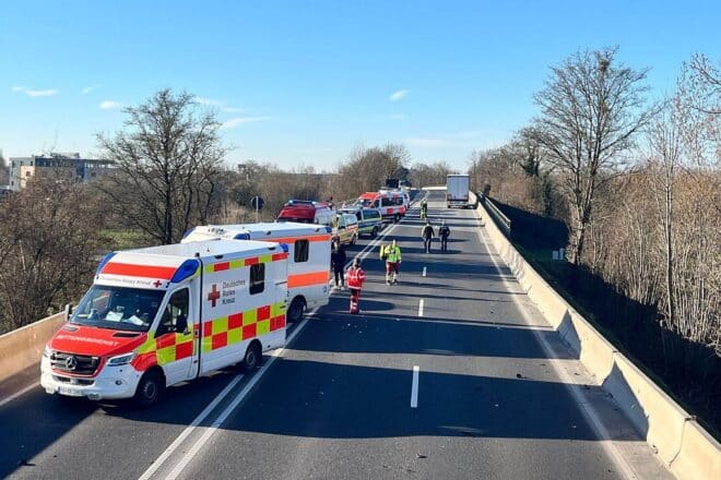 Schwerer Unfall auf B38 bei Weinheim mit fünf Verletzten