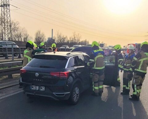 Verkehrsunfall auf der A42: zwei Pkw kollidieren, Rettungskräfte im Einsatz, schwere Verletzung.