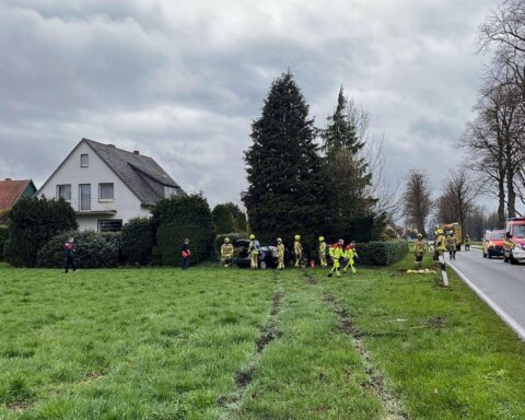 Unfallstelle mit beschädigten Fahrzeugen und Baum, Unfallursache und Verletzter im Fokus.