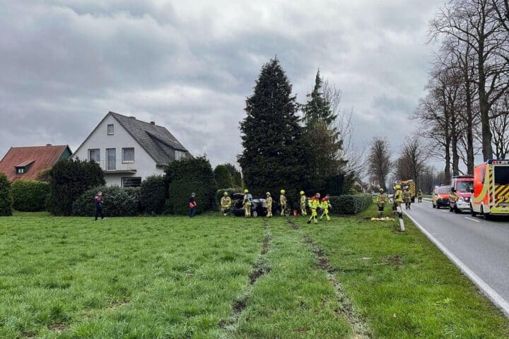 Unfallstelle mit beschädigten Fahrzeugen und Baum, Unfallursache und Verletzter im Fokus.