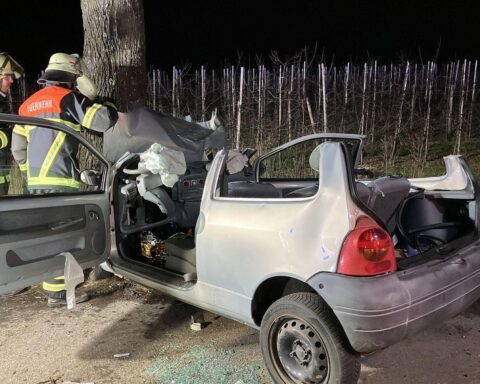 Schwerer Unfall: Zerstörter Renault Twingo nach Zusammenstoß mit Baum in Mittelnkirchen.