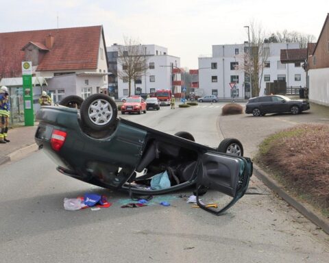 Ein umgekipptes Auto, Feuerwehr und Polizei am Unfallort, schwer verletzte Fahrerin, Verletzungen sichtbar.