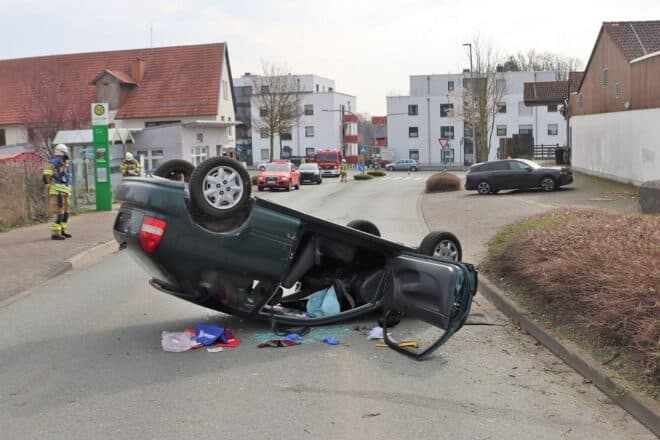 Schwerer Unfall in Warburg – Auto überschlägt sich und bleibt auf dem Dach liegen