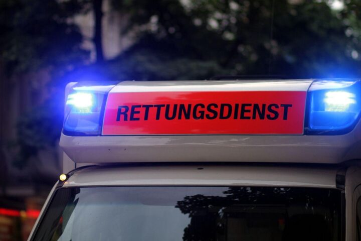 Rettungswagen am Unfallort, Pedelec-Fahrer wird versorgt, Kreuzung im Hintergrund.