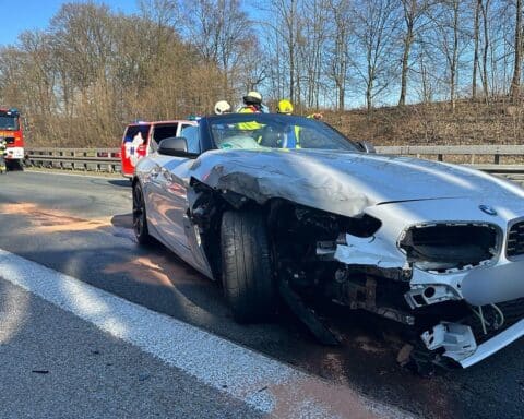Schwerer Verkehrsunfall auf BAB 43 mit Rettungskräften und beschädigten Fahrzeugen, Verletzte.