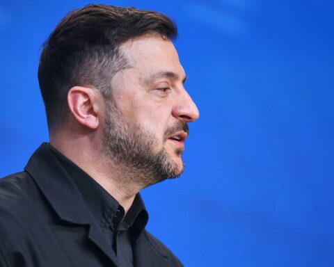 Wolodymyr Selenskyj spricht vor Journalisten über die Blockade des Kredits durch Ungarn.