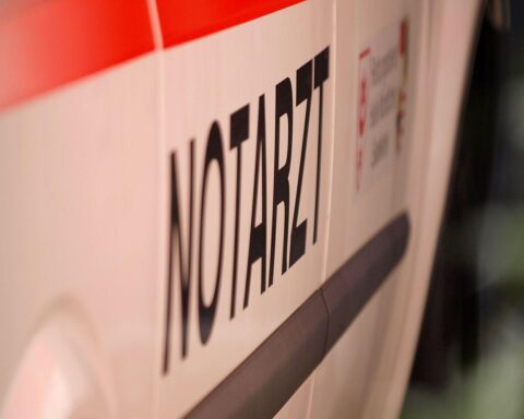 Notarzt im Einsatz nach Verkehrsunfall mit verletztem Fußgänger in Berlin-Kreuzberg.