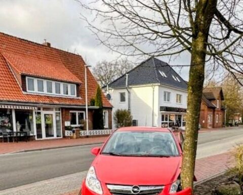 Ein beschädigtes Fahrzeug, Polizeiwagen und Unfallstelle in Oldendorf nach einem Verkehrsunfall.