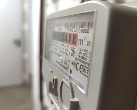 Gaszähler im Fokus, symbolisiert steigende Energiepreise und die Debatte um CO2-Bepreisung.