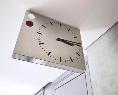 Eine Uhr, die auf Sommerzeit umgestellt ist, symbolisiert den Beginn der Sommerzeit.