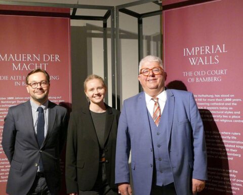 Drei Personen bei der Eröffnung der Sonderausstellung "Mauern der Macht" in Bamberg.