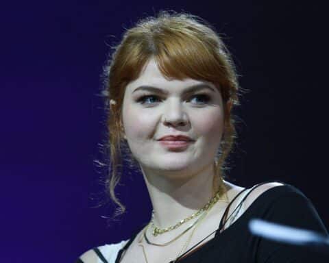 Sophie Passmann reflektiert über Beauty-Eingriffe und deren gesellschaftliche Wahrnehmung.