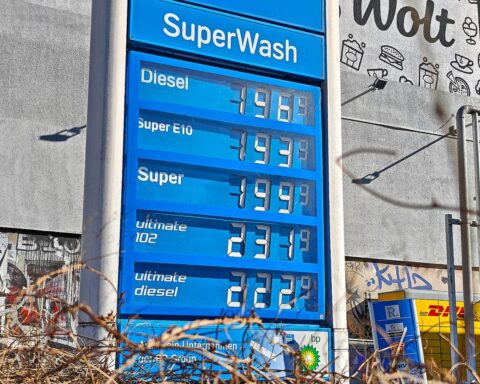 Aral-Tankstelle mit Spritpreisschildern, Symbol für steigende Kraftstoffpreise und deren Auswirkungen.