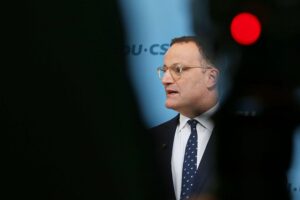 Jens Spahn spricht zur Reform der Krankenversicherung und Haushaltsplanung vor Medienvertretern in Berlin.