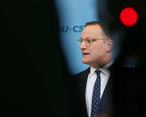 Jens Spahn spricht zur Reform der Krankenversicherung und Haushaltsplanung vor Medienvertretern in Berlin.