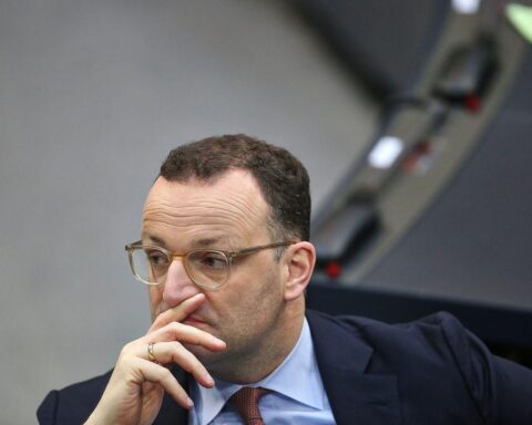 Jens Spahn diskutiert Mehrwertsteuerreform für Grundnahrungsmittel zur Bekämpfung der Inflation.