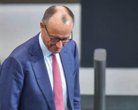 Friedrich Merz spricht auf einer politischen Veranstaltung über Altersvorsorge und Sparen.