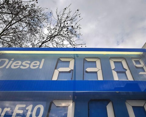 Tankstelle mit Spritpreisanzeige, Symbol für hohe Preise und wirtschaftliche Herausforderungen in Deutschland.