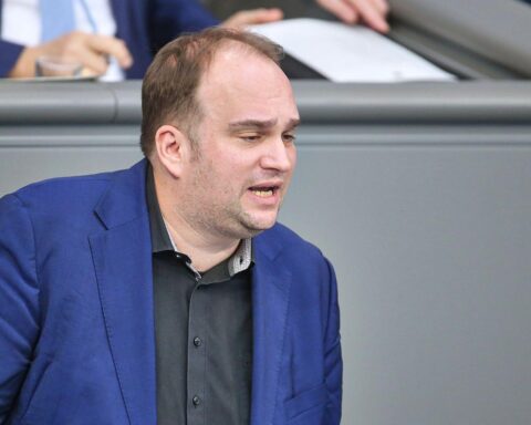 Diskussion zwischen Union und SPD über Übergewinnsteuer auf Mineralölpreise und Verbraucherentlastung.