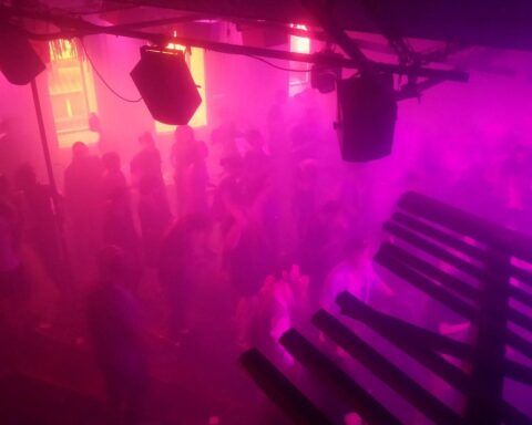 Tanzverbot in Hannover: Urlauber und Bürger respektieren stille Tage, kein Feiern in Clubs.