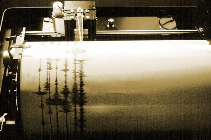 Seismograph zeigt die Aufzeichnung eines starken Erdbebens im Südpazifik.