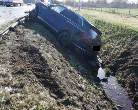 Unfallwagen auf Autobahn, beschädigte Fahrzeuge nach Starkregen und Hagel, Polizei regelt Verkehr.