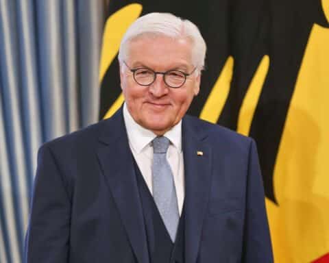 Frank-Walter Steinmeier spricht über den Schutz der Demokratie und Brandmauern gegen Extremismus.