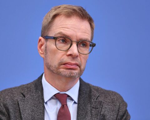 Reiner Holznagel diskutiert Steuerreformen und Gleichbehandlung von Erwerbstätigen in Berlin.