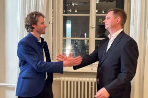 Zwei Wahlkandidaten, Sebastian Martins Niedermaier und Jonas Glüsenkamp, stehen im Fokus der Wahl.
